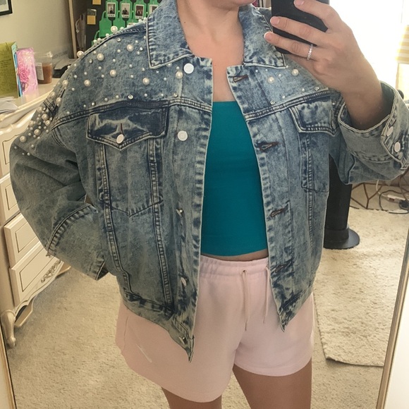 Stylish acid wash Jean jacket with adornishments - Picture 5 of 6